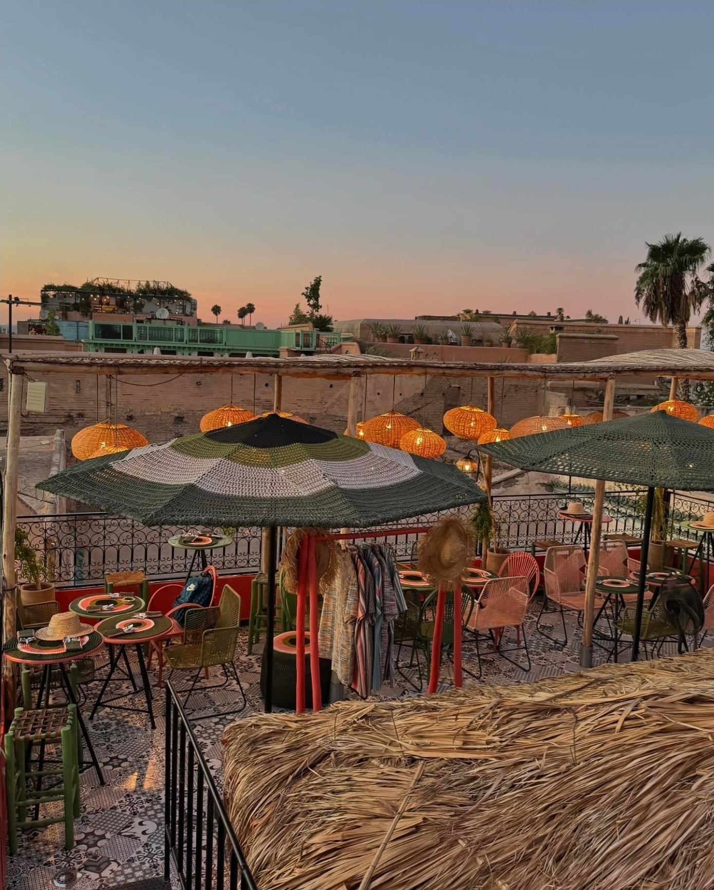 Coucher de soleil sur la médina de Marrakech depuis Bendir Rooftop